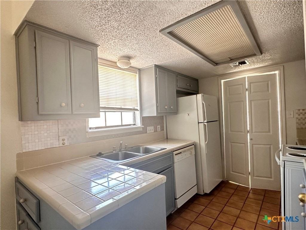44 Clark St - Photo 6 of 12