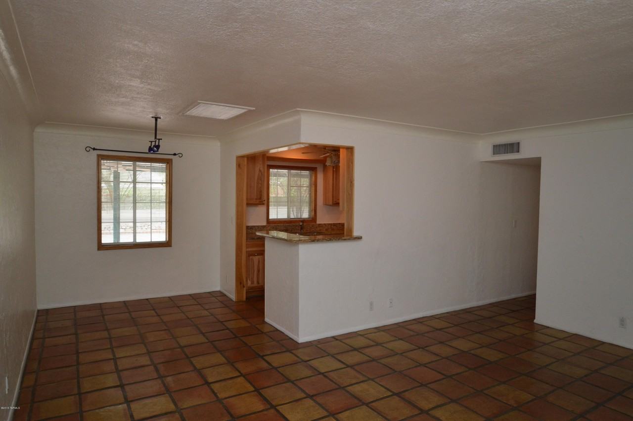 223 N Bentley Ave - Photo 3 of 10