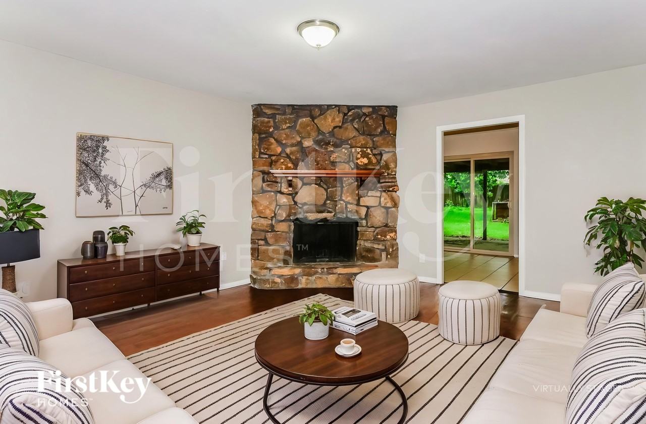 3037 Leeridge Dr - Photo 4 of 19