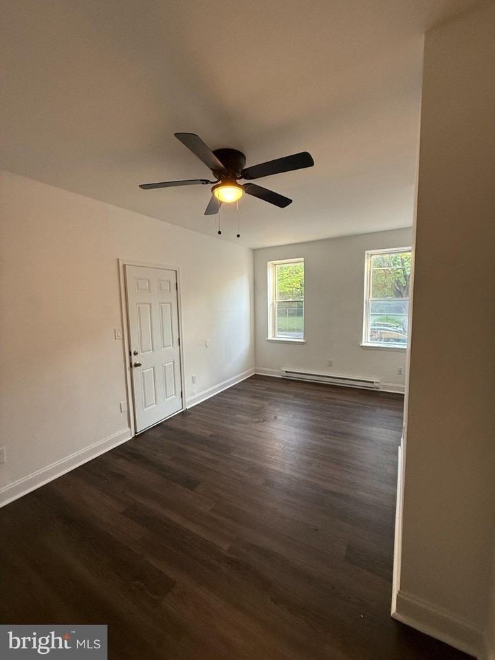 715 W 8th St - Photo 2 of 10