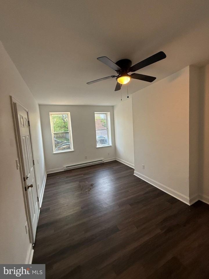 715 W 8th St - Photo 3 of 10