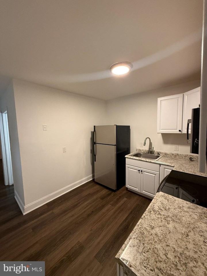 715 W 8th St - Photo 5 of 10