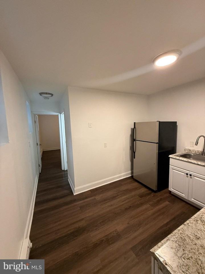 715 W 8th St - Photo 6 of 10