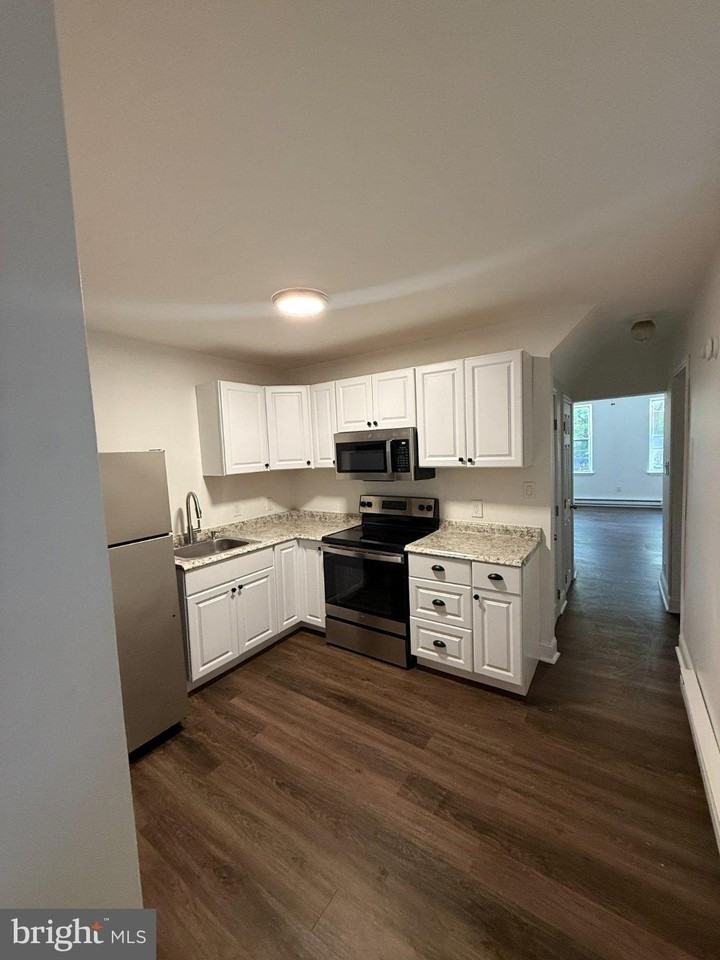 715 W 8th St - Photo 7 of 10