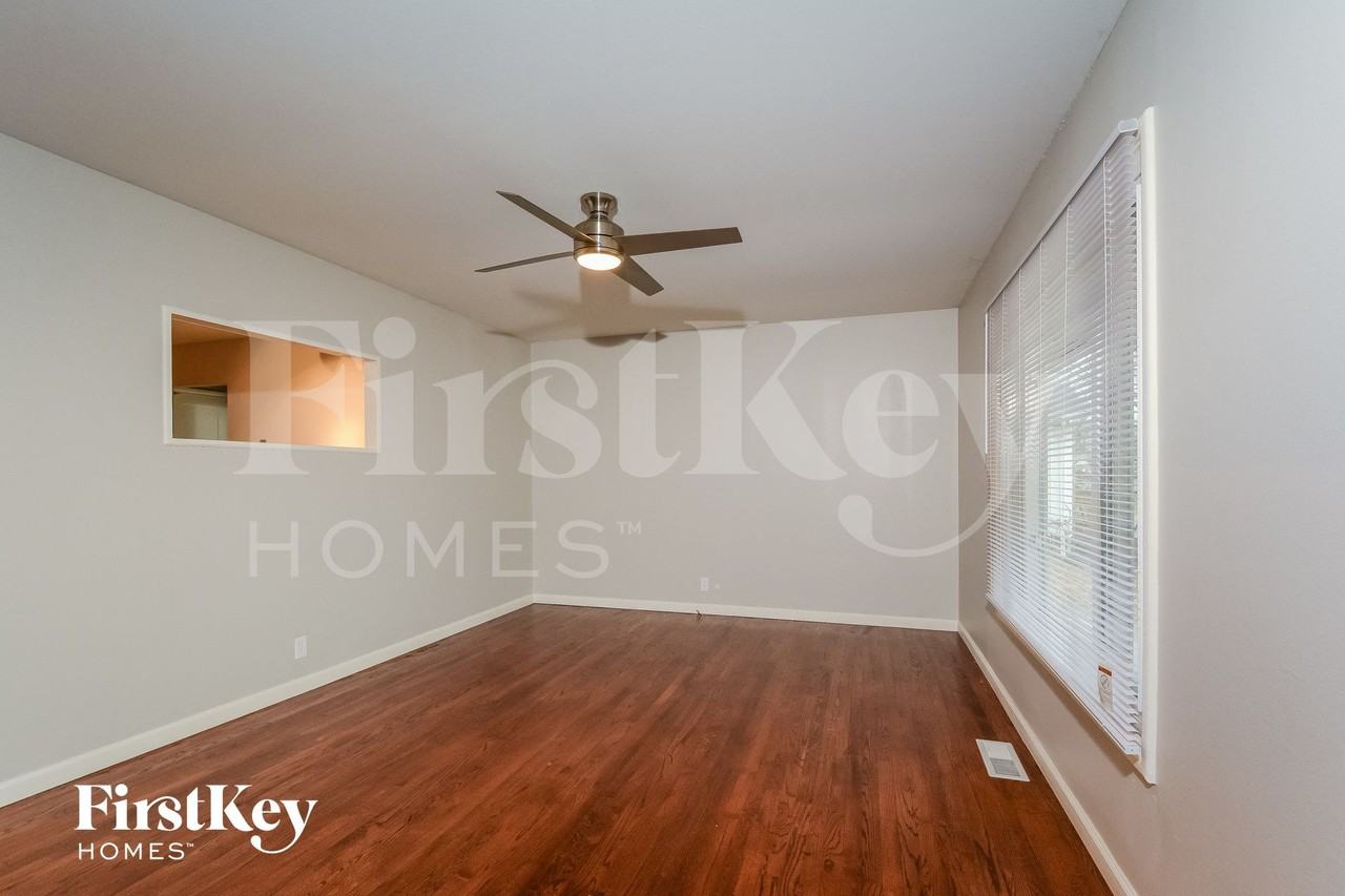 2415 Cambridge Dr - Photo 3 of 14