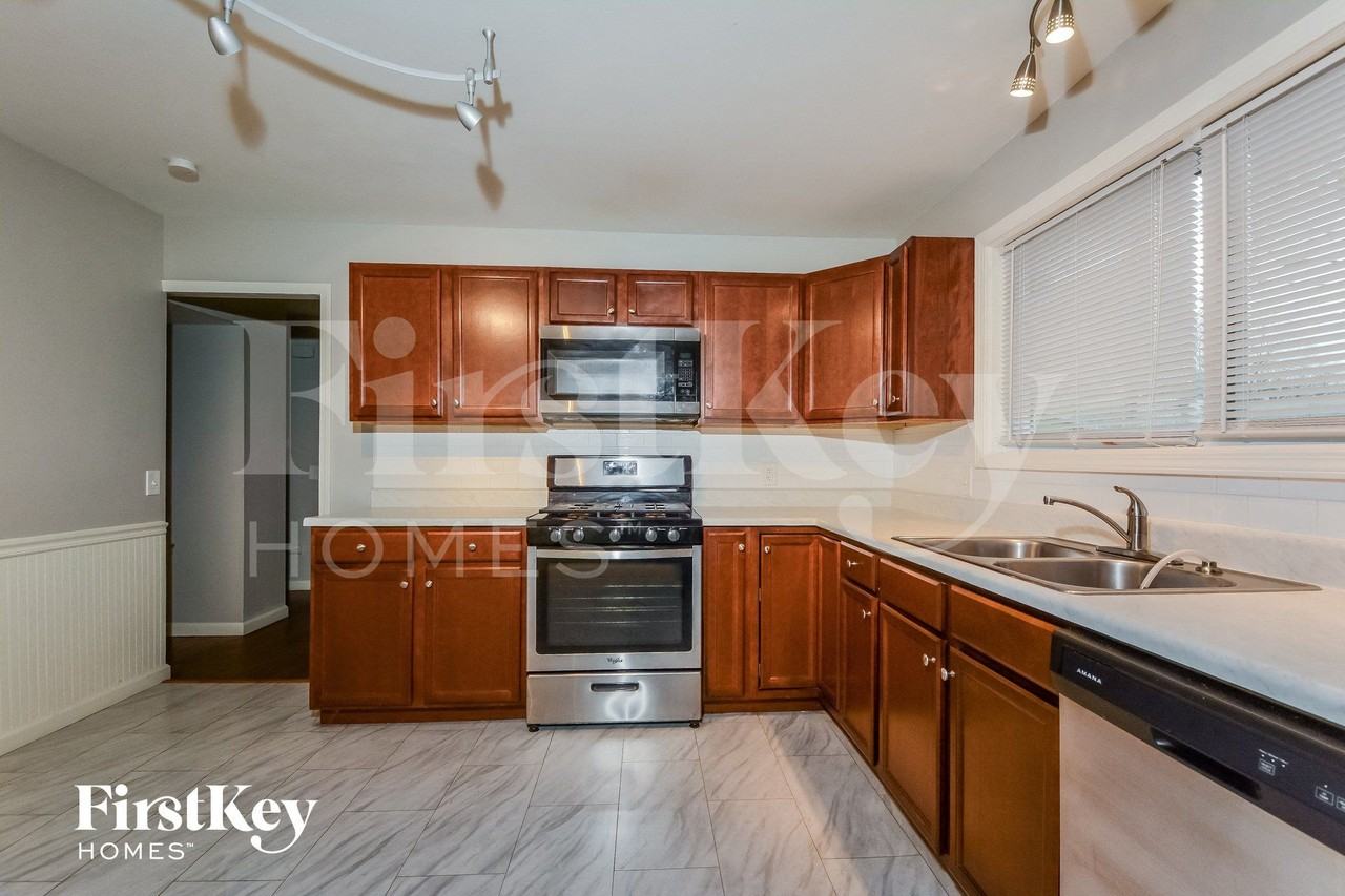 2415 Cambridge Dr - Photo 4 of 14