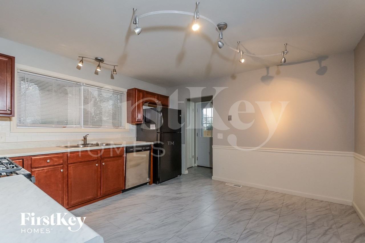 2415 Cambridge Dr - Photo 5 of 14