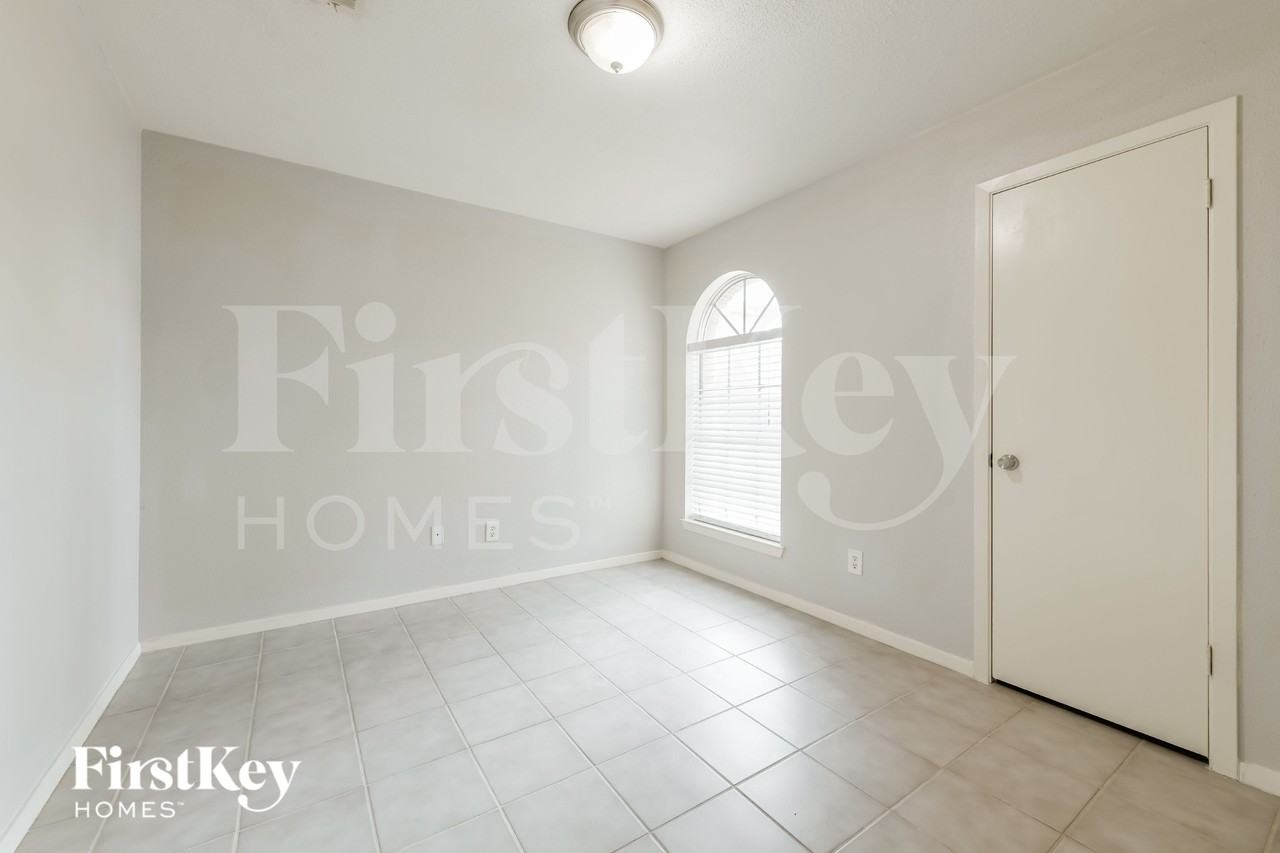 22234 Waynegate Dr - Photo 3 of 16