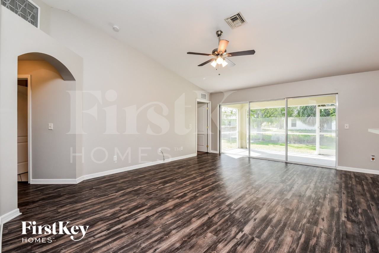 218 Manatee St - Photo 3 of 15