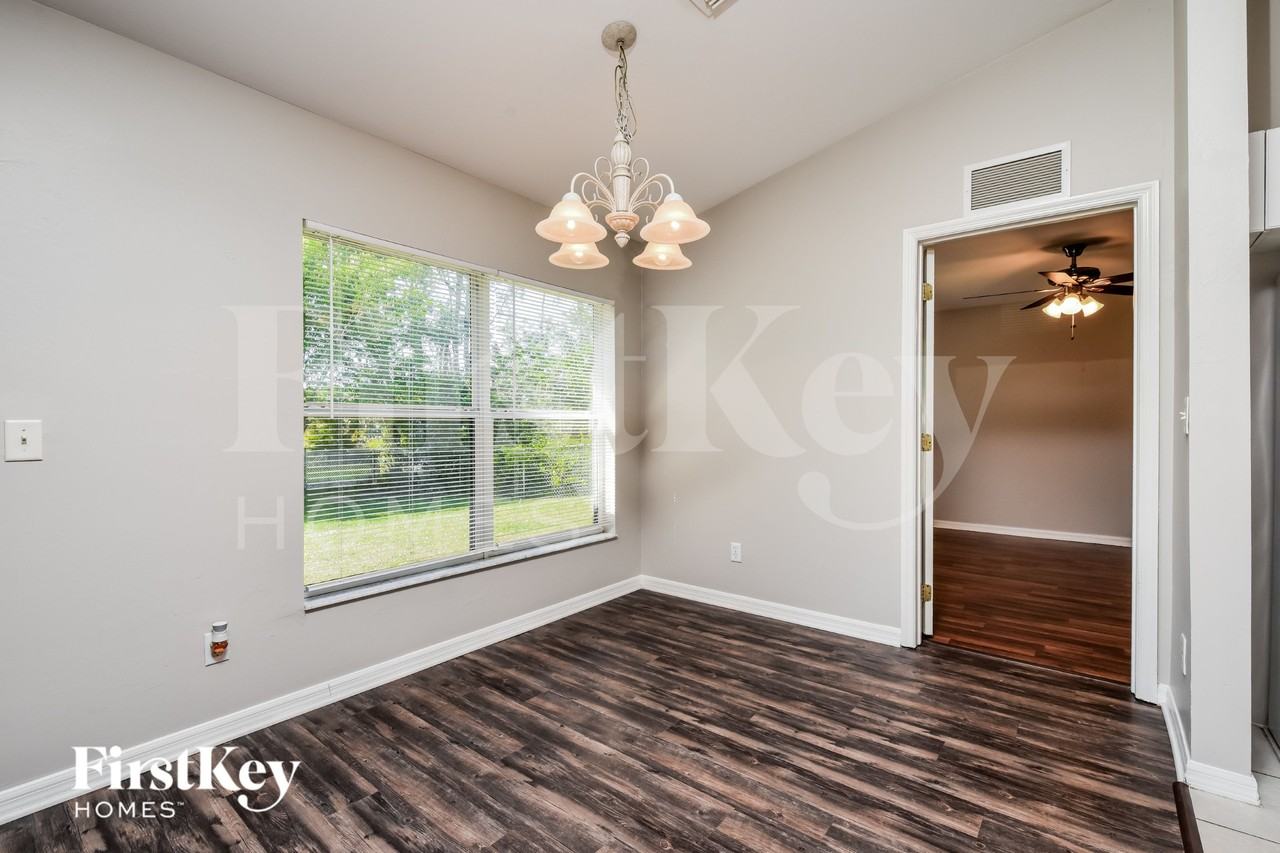218 Manatee St - Photo 4 of 15