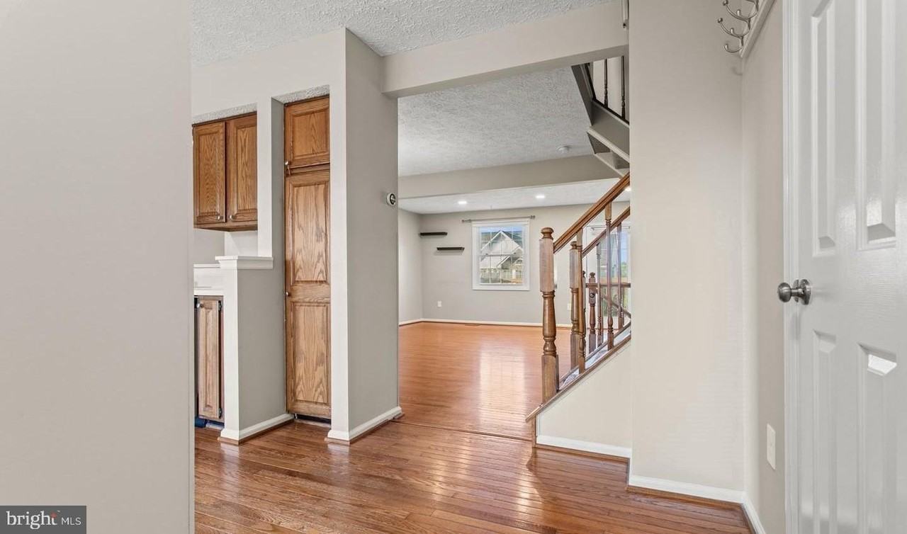 6359 New Haven Ct - Photo 3 of 38
