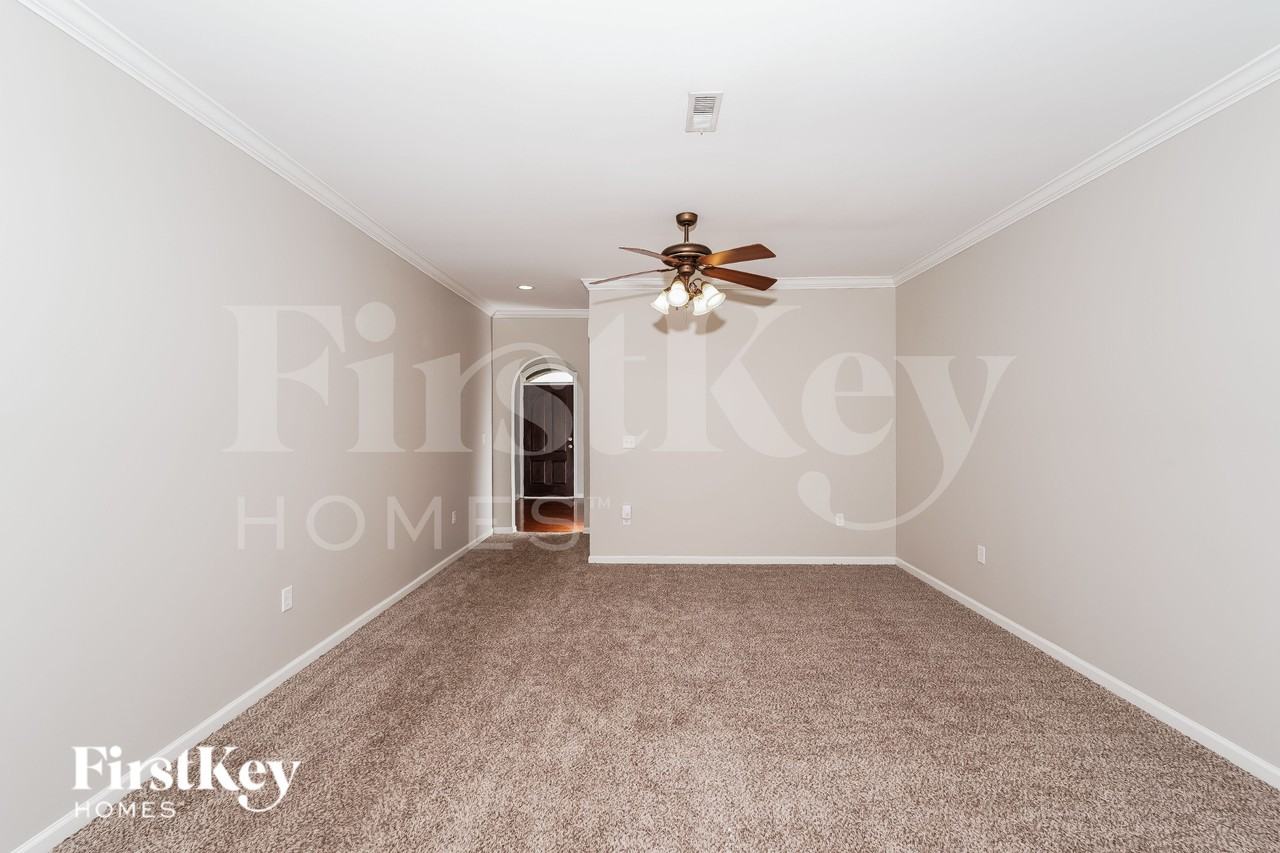 2068 Tudor Ln - Photo 3 of 16