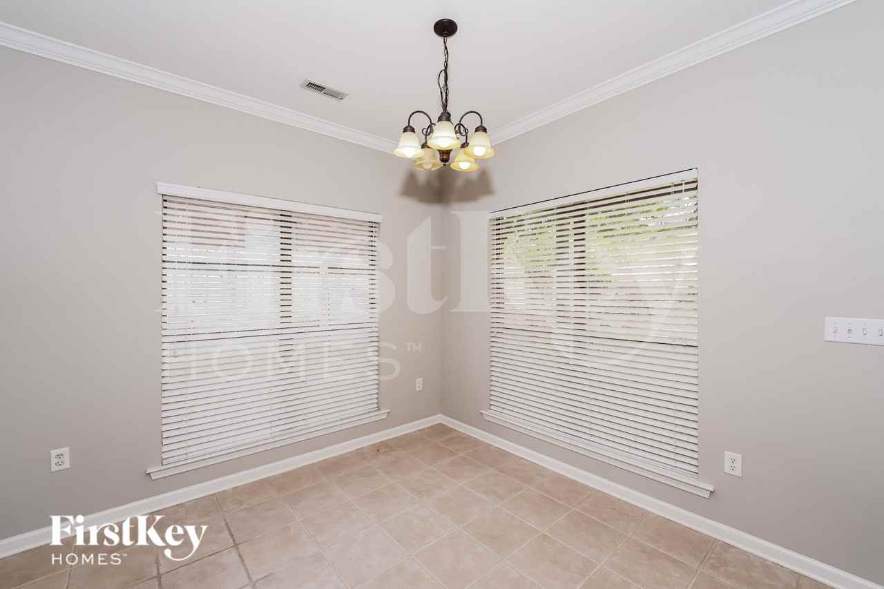 2068 Tudor Ln - Photo 4 of 16