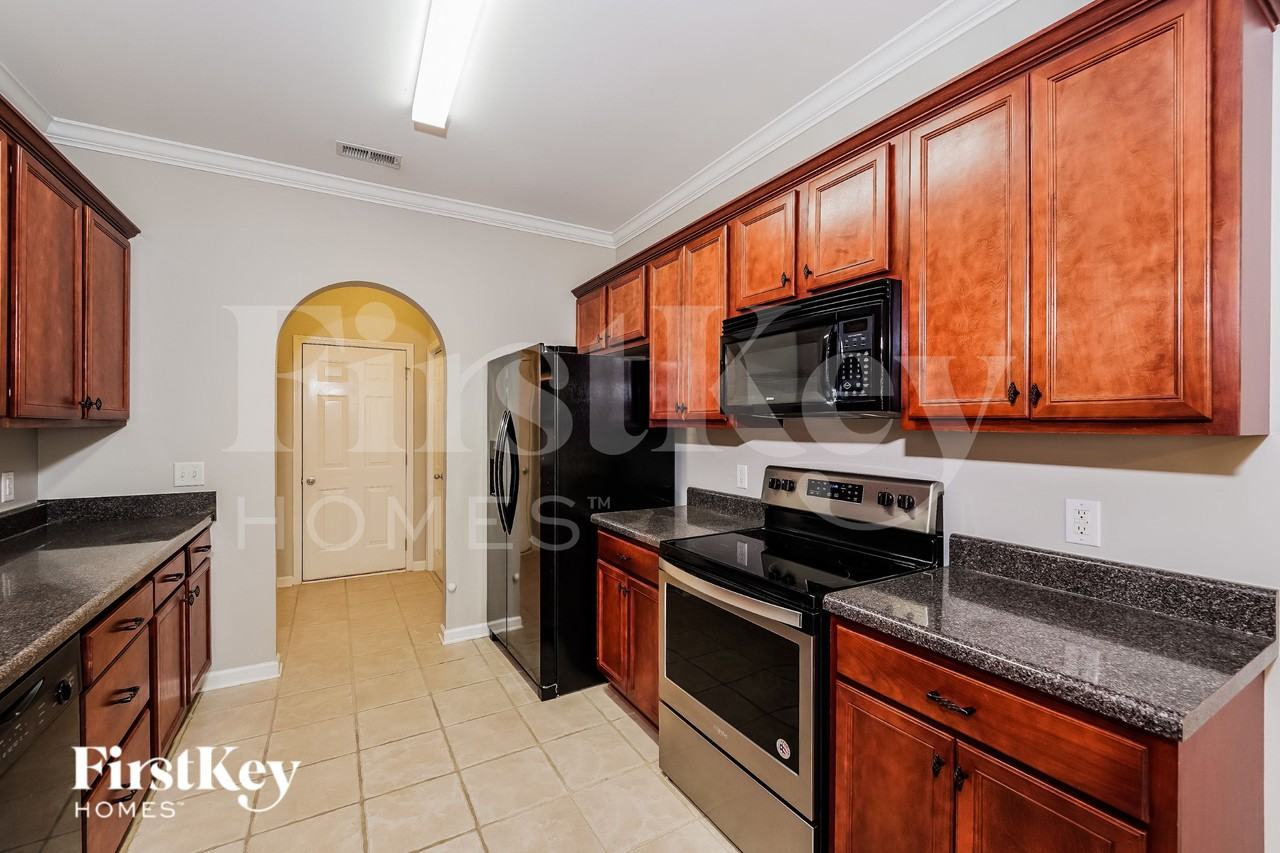 2068 Tudor Ln - Photo 5 of 16