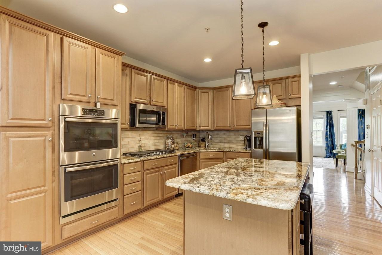 1715 Chiswick Ct - Photo 7 of 32