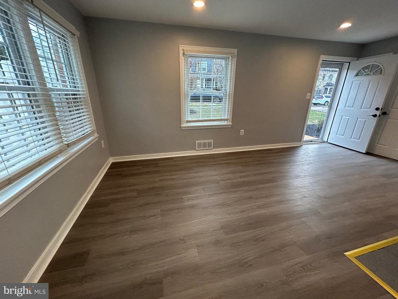 4105 Warner St - Photo 5 of 10