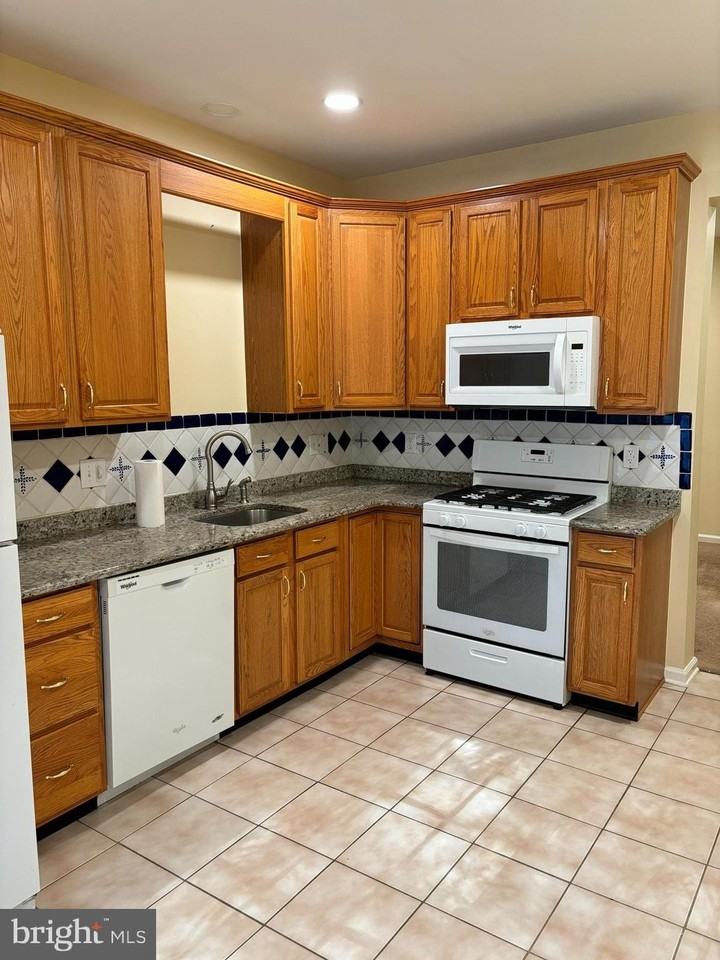 16 Normandy Dr - Photo 5 of 23