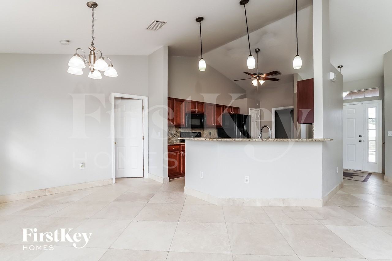 1606 Sw 14th St - Photo 5 of 17