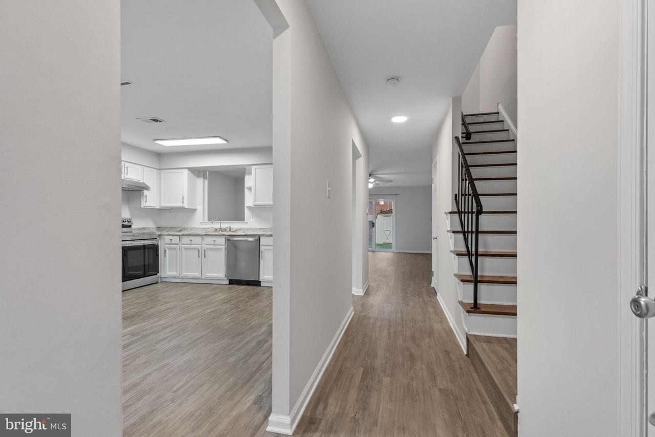 117 Caernarvon Ct - Photo 2 of 24