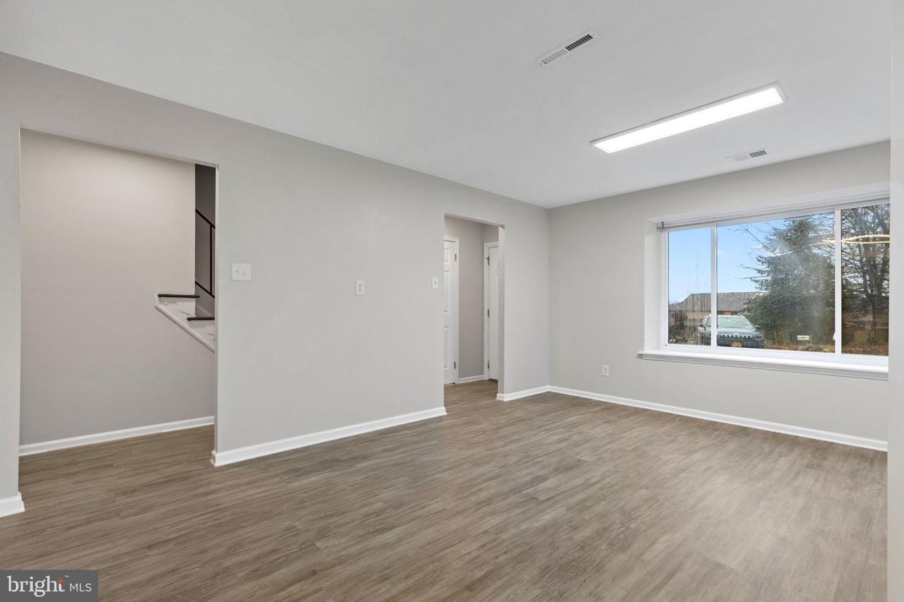 117 Caernarvon Ct - Photo 3 of 24