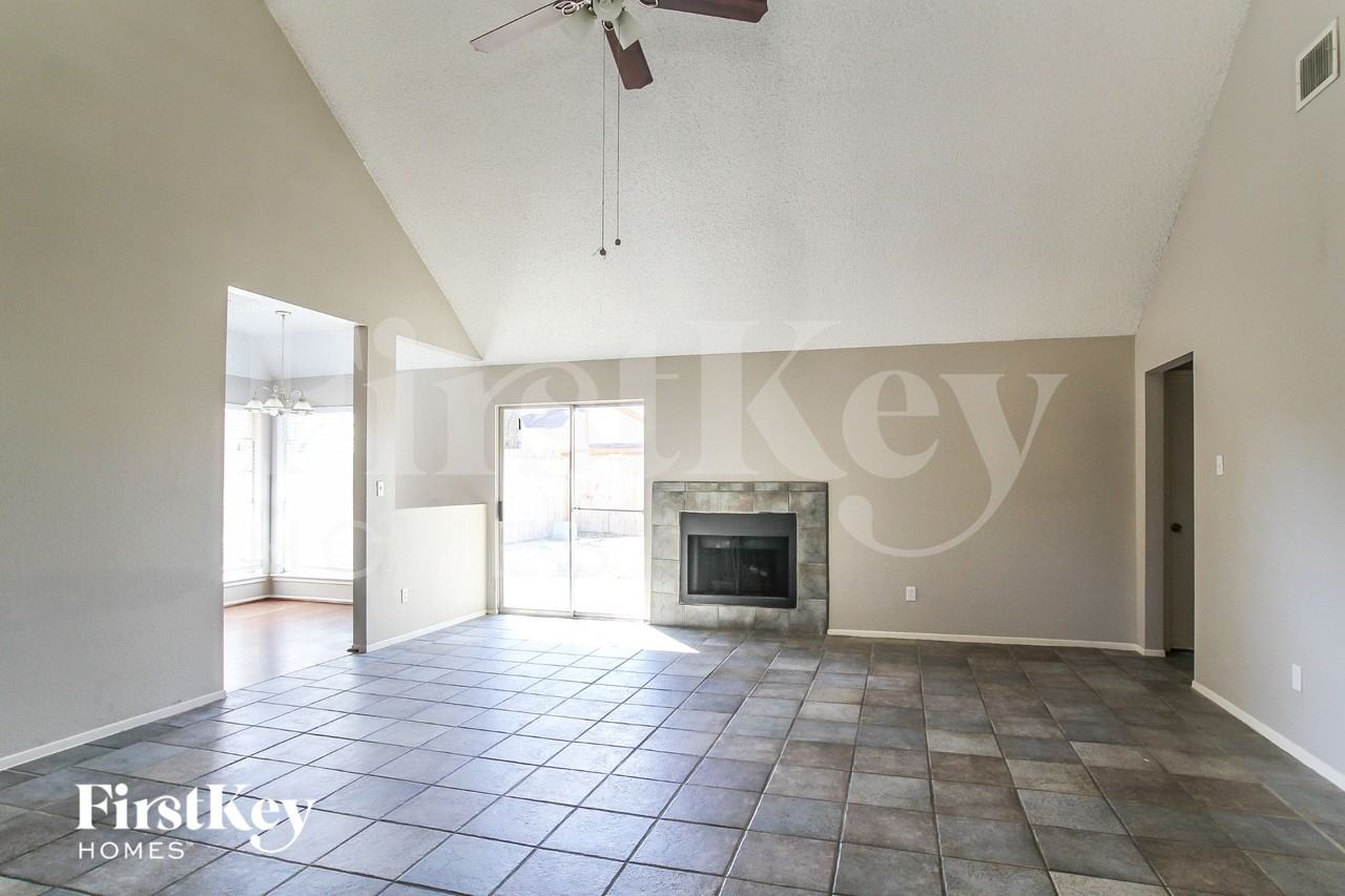 13907 Beckwith Dr - Photo 3 of 16