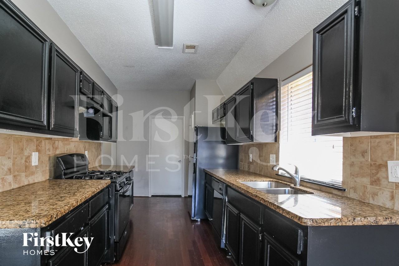 13907 Beckwith Dr - Photo 5 of 16