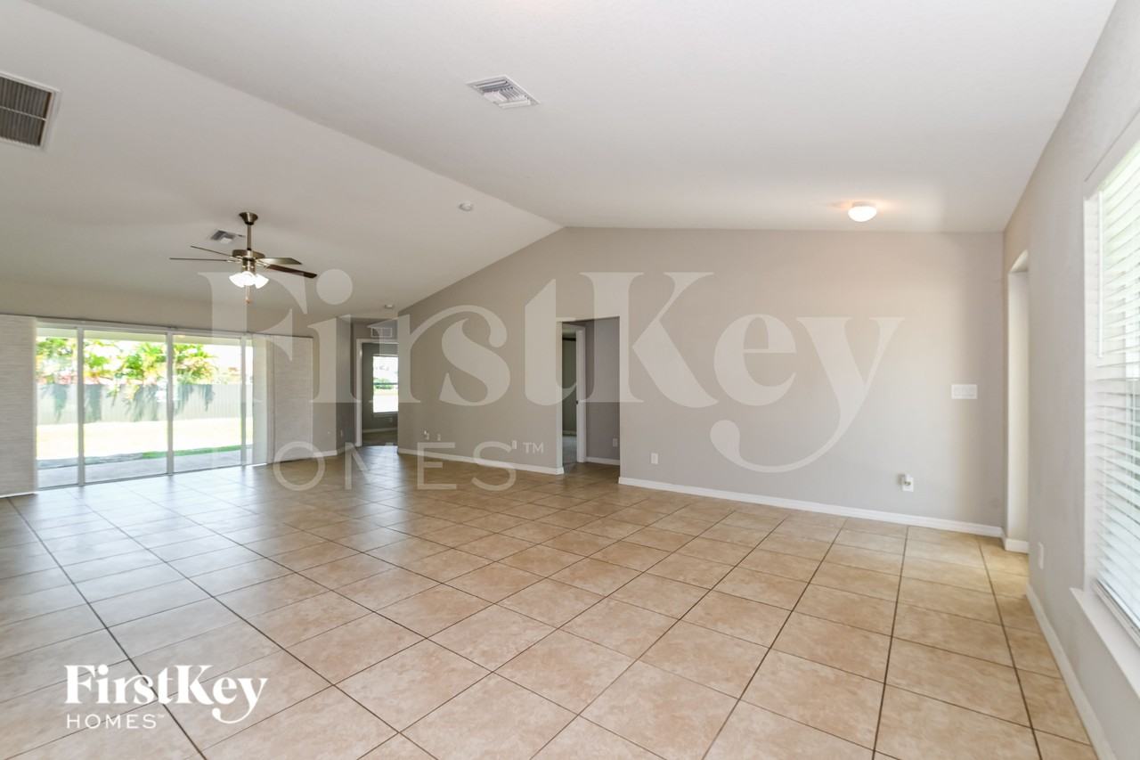 1203 Sw 29th St - Photo 4 of 16