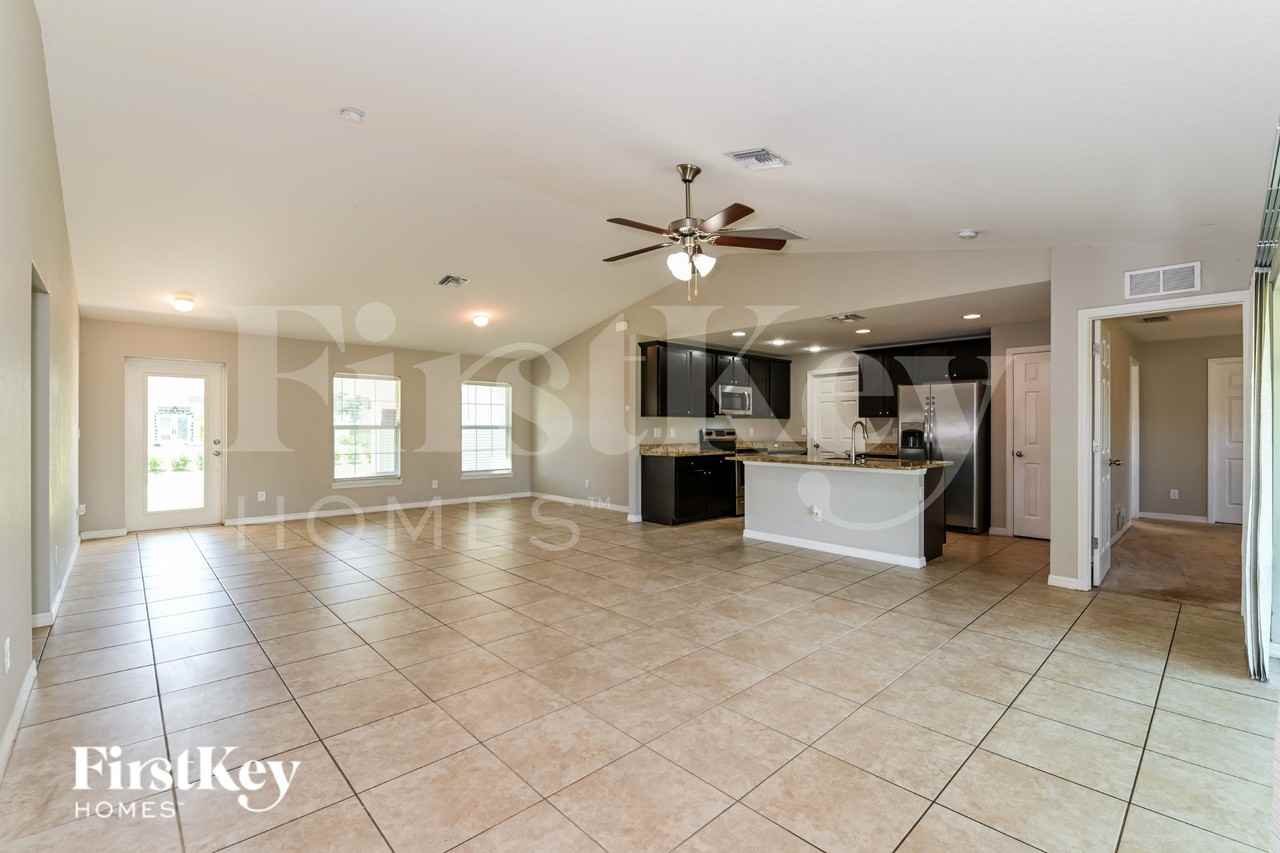 1203 Sw 29th St - Photo 5 of 16