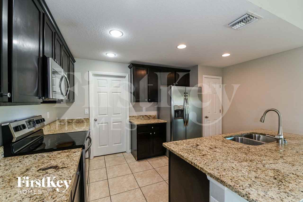 1203 Sw 29th St - Photo 6 of 16