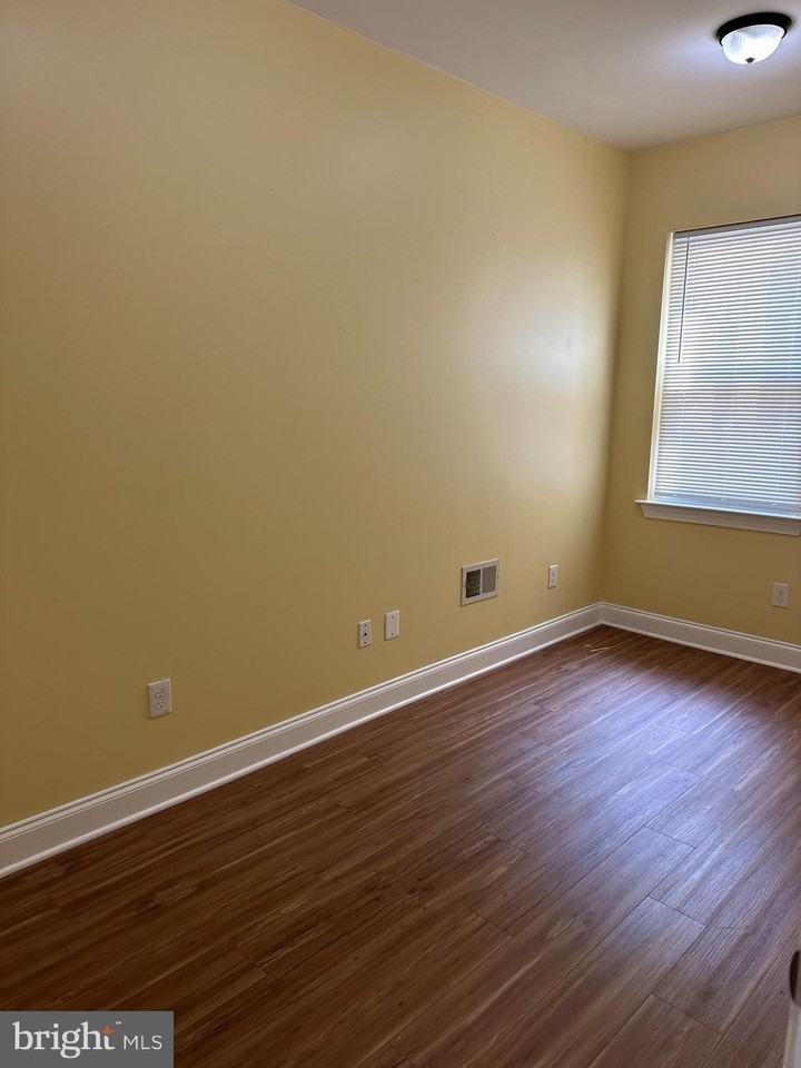 3808 Spring Garden St - Photo 5 of 17