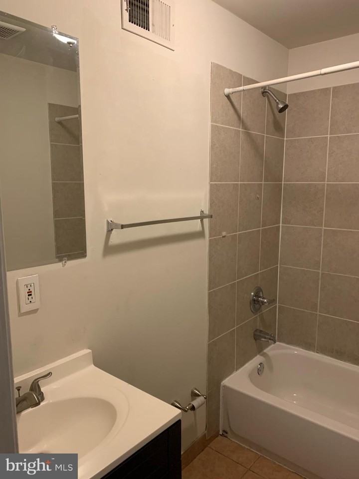2217 N Sydenham St #B - Photo 7 of 8