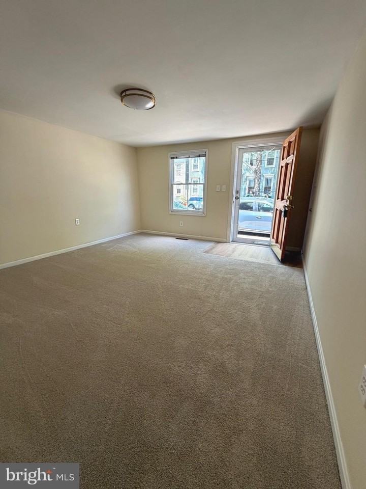 1012 Queen St - Photo 2 of 23