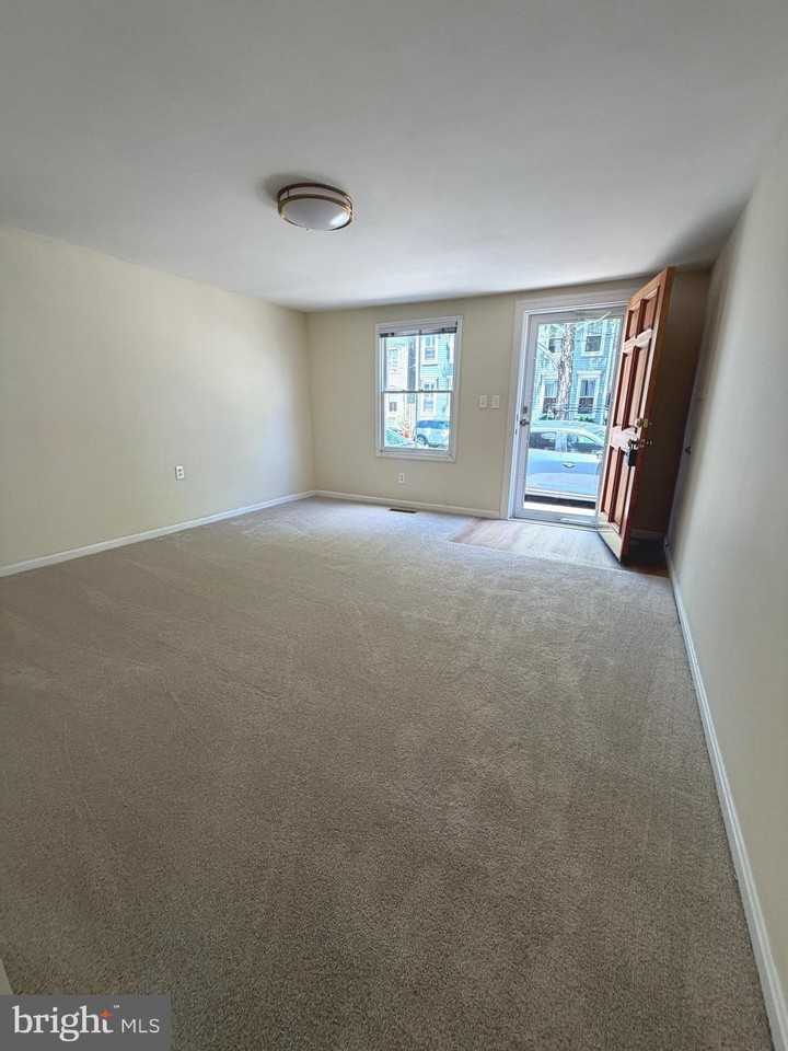 1012 Queen St - Photo 3 of 23