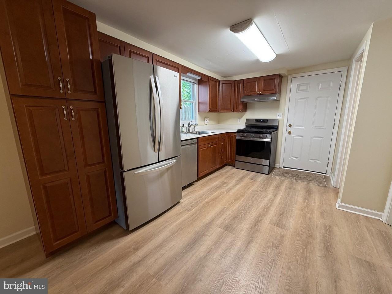 1012 Queen St - Photo 5 of 23