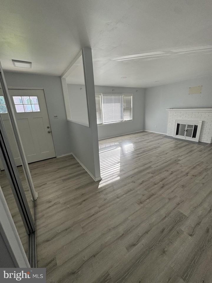 7410 Dickenson St - Photo 3 of 14