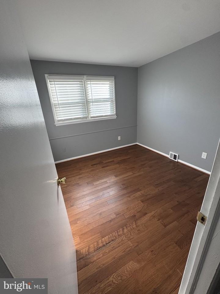 7410 Dickenson St - Photo 6 of 14