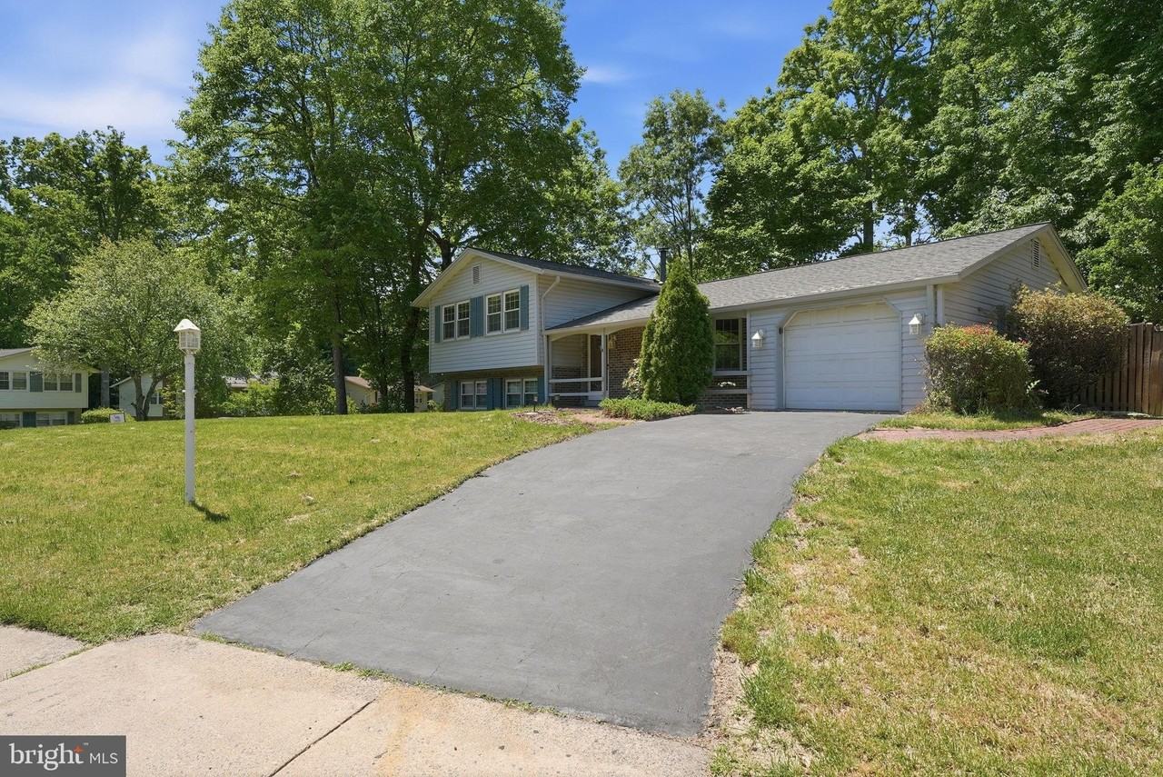 8609 Woodview Dr - Photo 2 of 24