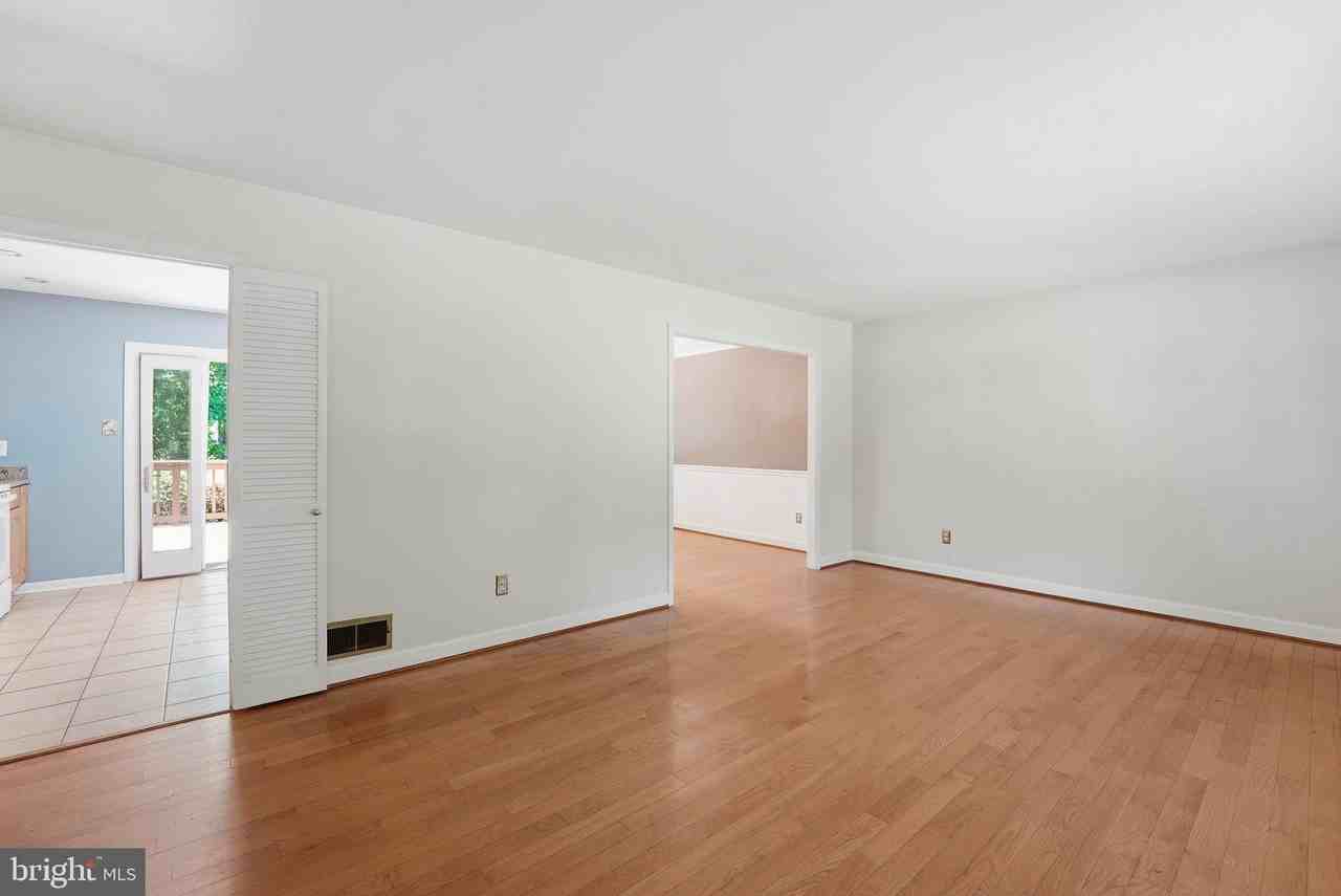 8609 Woodview Dr - Photo 5 of 24