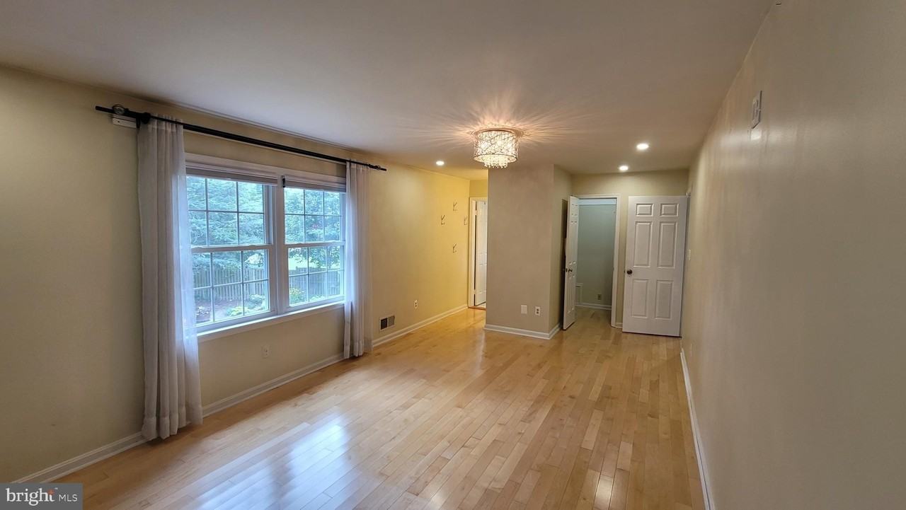 5915 Parkridge Ln - Photo 4 of 39