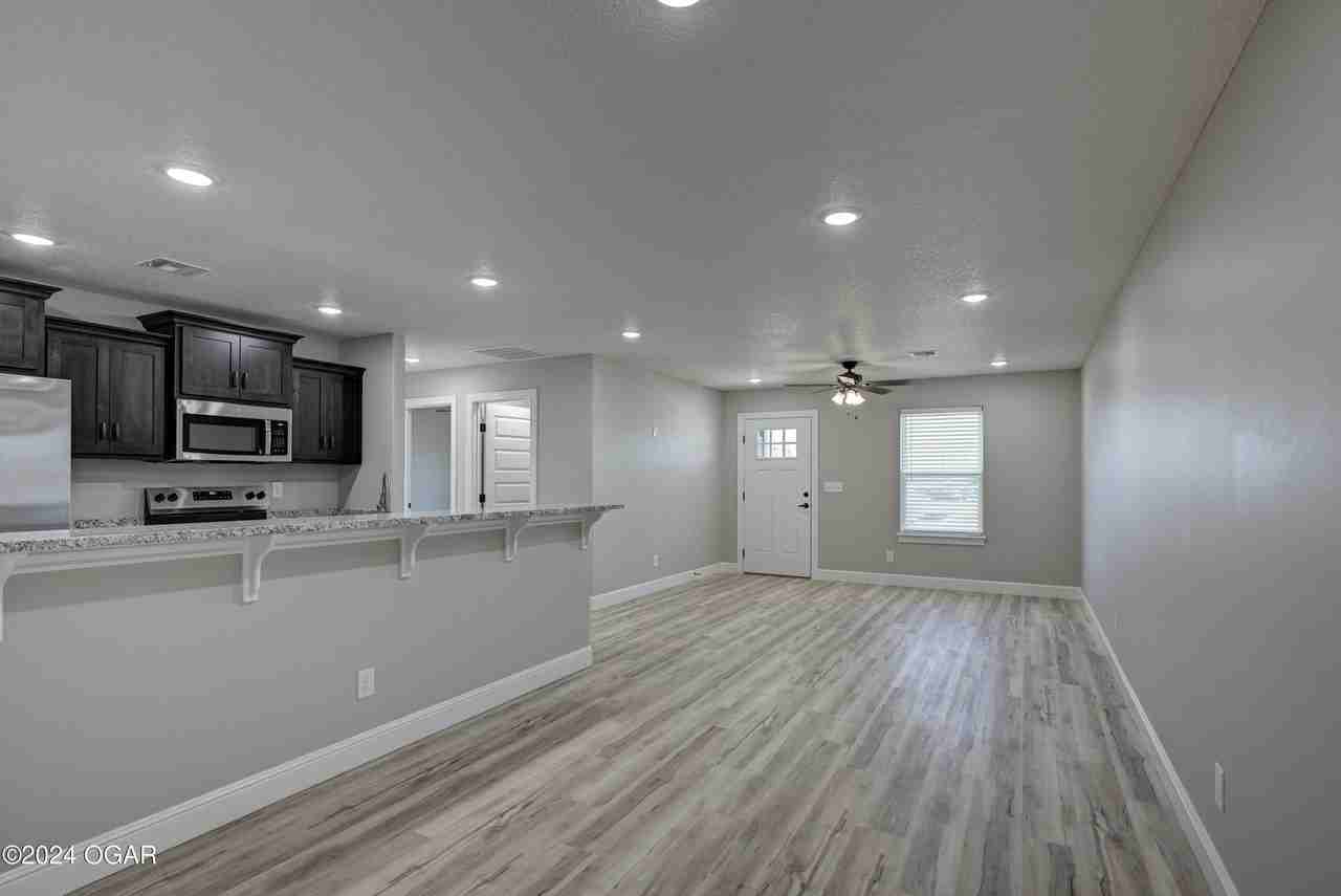 2427 S Joplin Ave - Photo 2 of 16