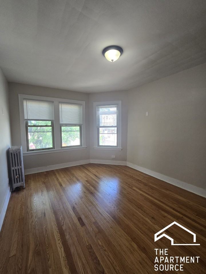 2821 W Berteau Ave #2 - Photo 3 of 13