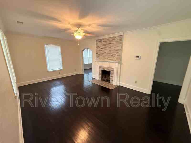 1026 Stonewall St - Photo 3 of 17