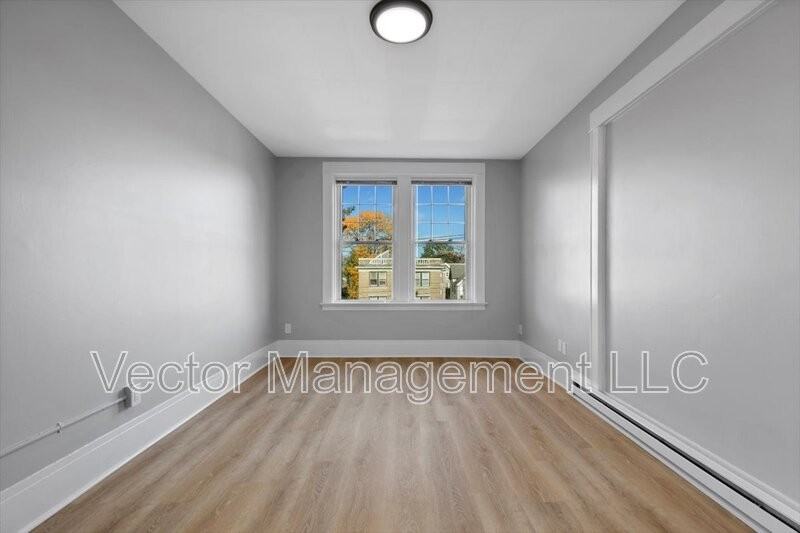 1476 Chapel St #301 - Photo 4 of 24