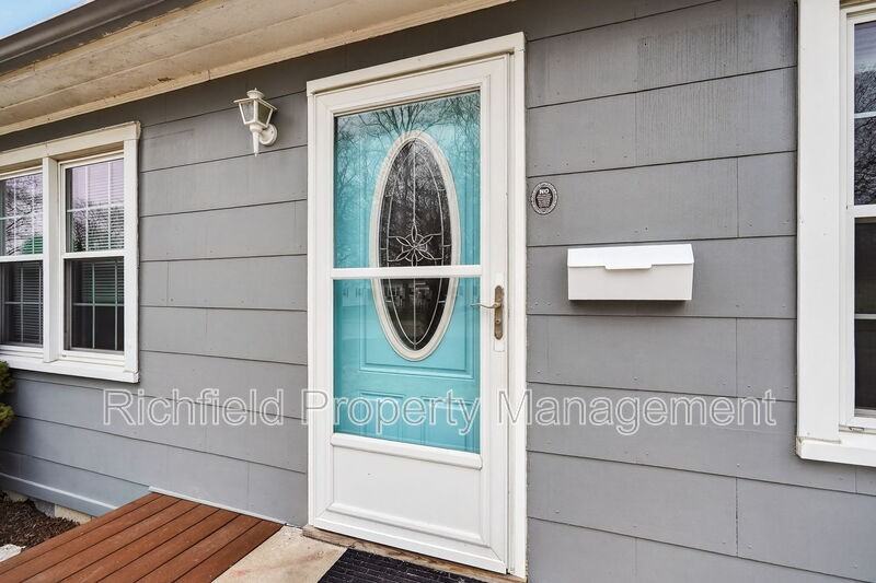 1260 Lincoln Dr - Photo 2 of 28