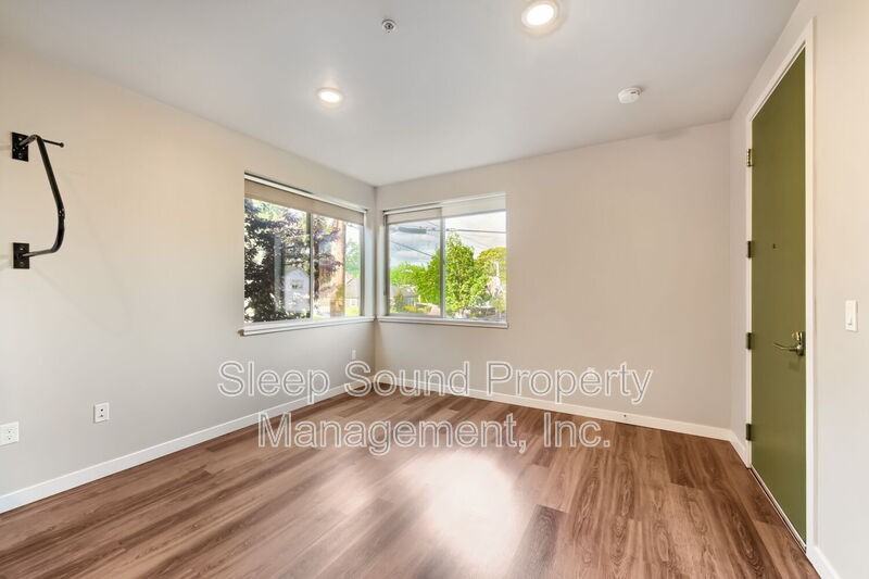6310 N Maryland Ave #201 - Photo 2 of 8