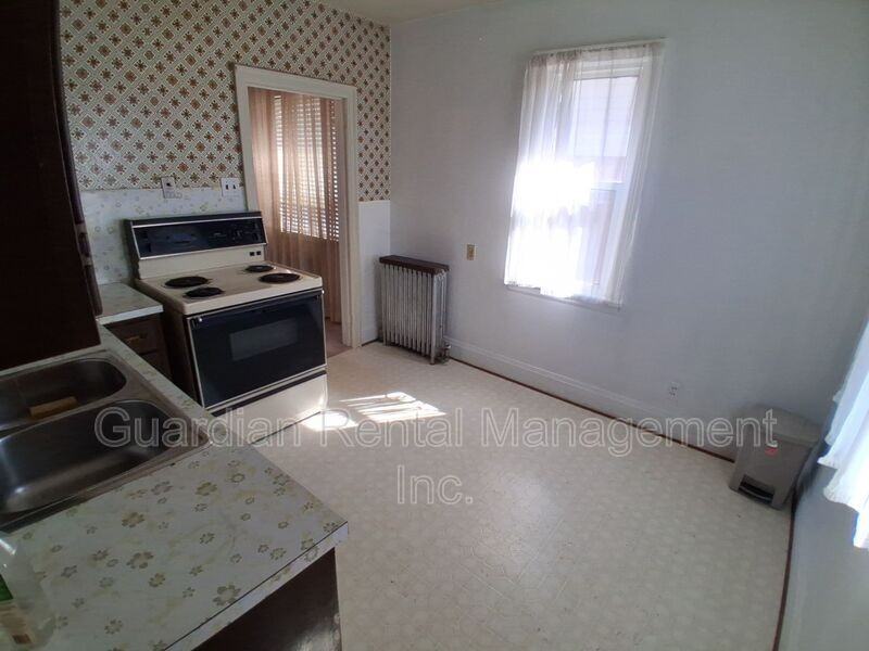 166 Court St S - Photo 2 of 13