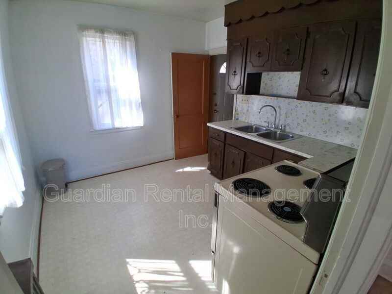 166 Court St S - Photo 3 of 13