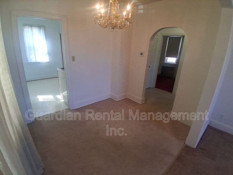 166 Court St S - Photo 5 of 13