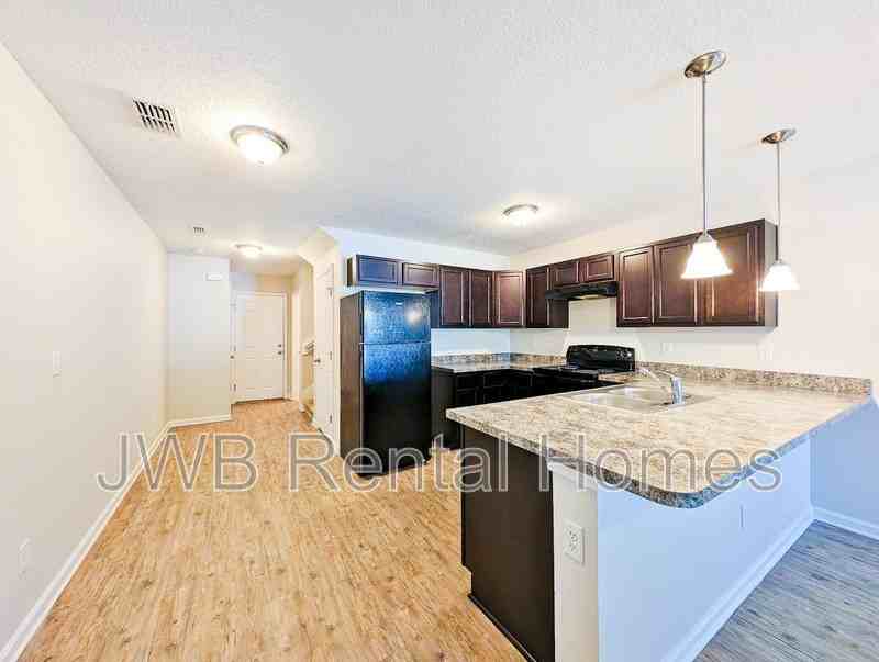 8443 Mcgirts Village Ln - Photo 2 of 12
