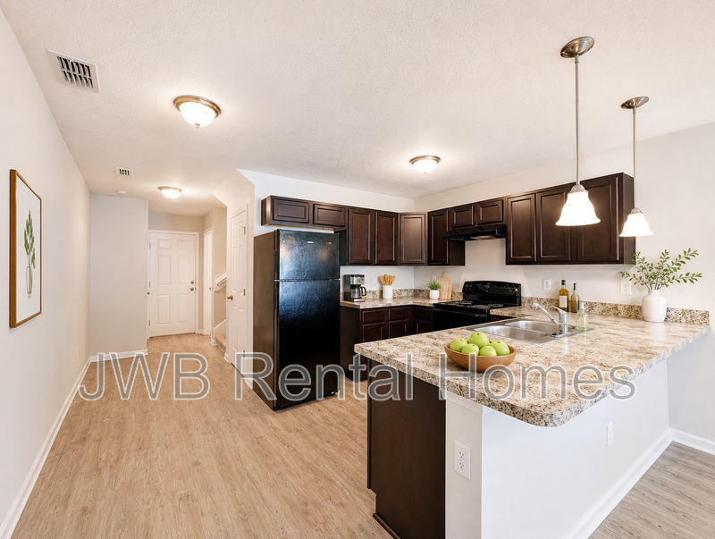 8443 Mcgirts Village Ln - Photo 3 of 12